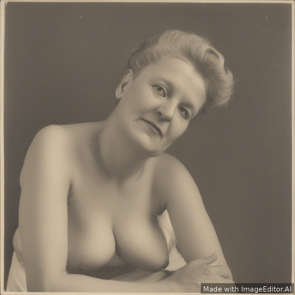 Nackte Frau, die gerade pisst und kackt